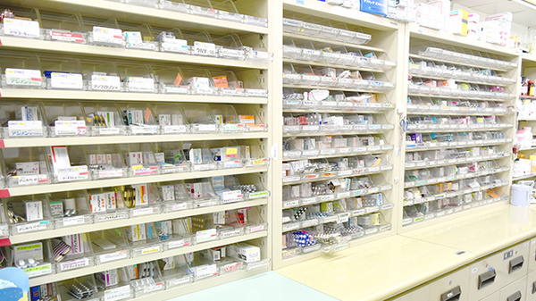 大徳はなの木薬局の薬棚