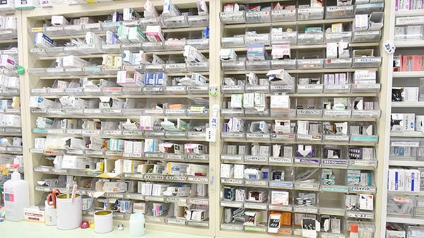 中森かいてきホコ町薬局の薬棚