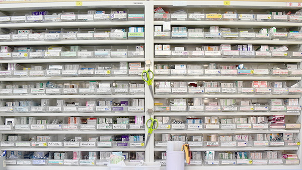 てまり涌波薬局の薬棚