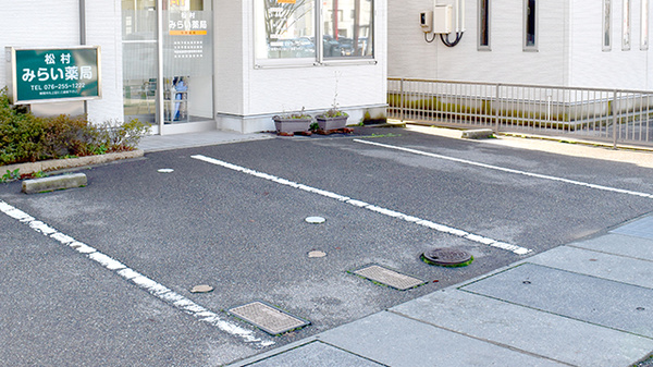 松村みらい薬局の駐車場