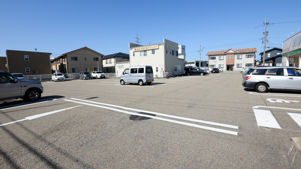 キリン堂　金沢駅西薬局の駐車場