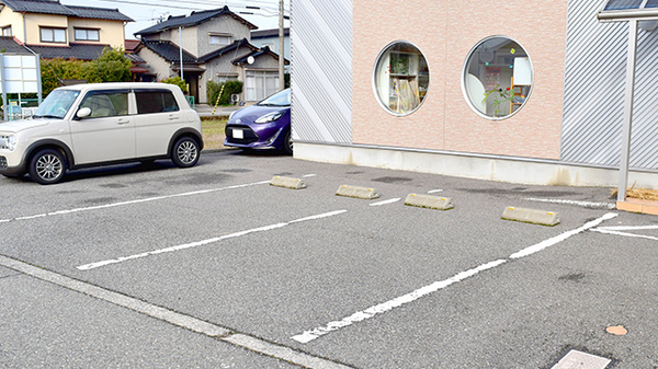 てまり西泉薬局の駐車場