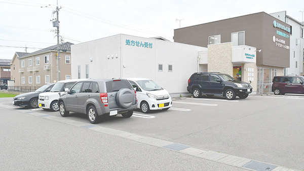 浅野川はなの木薬局の駐車場