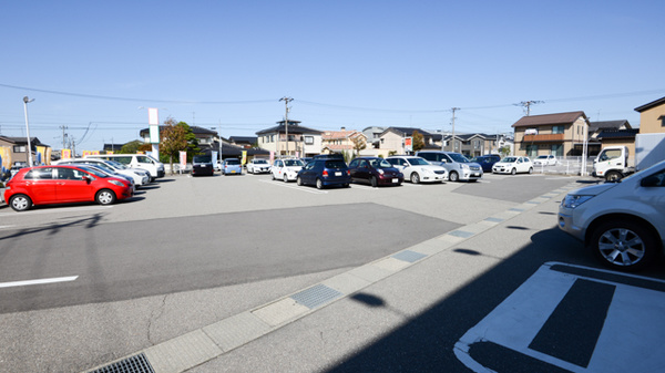 キリン堂　長坂薬局の駐車場