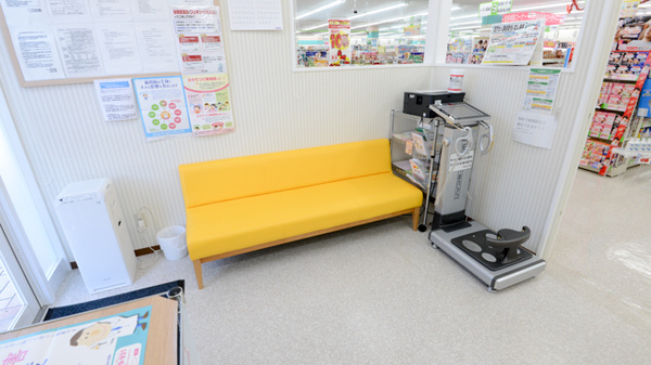 キリン堂　金沢元町薬局の待合スペース