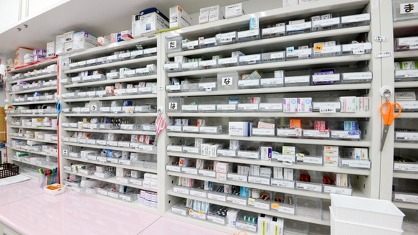 キリン堂　金沢元町薬局の薬棚