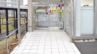 やわた　たんぽぽ薬局の入口