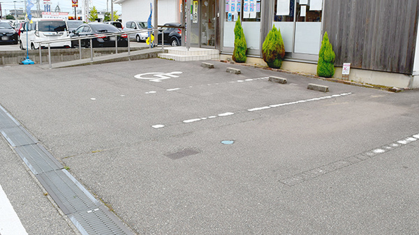 中森かいてき小松薬局の駐車場
