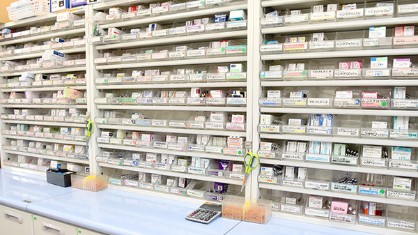 てまり南部薬局の薬棚