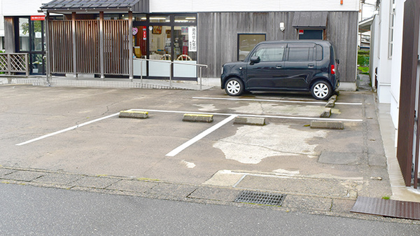 てまり山代薬局の駐車場