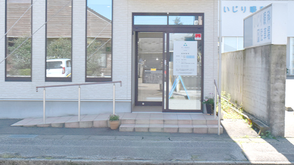 青い森薬局山代店の入口