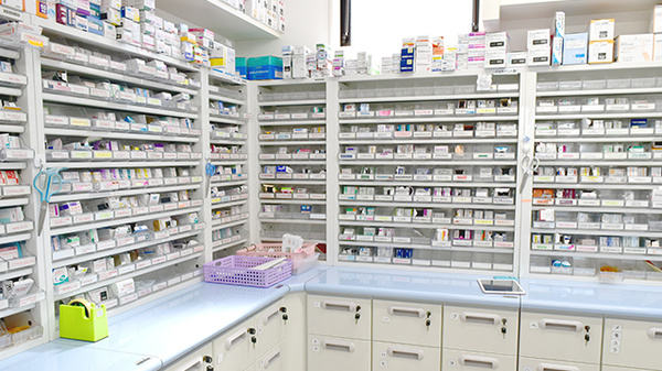 青い森薬局山代店の薬棚