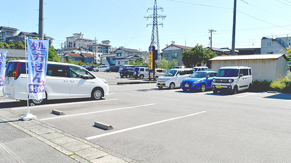 青い森薬局山代店の駐車場