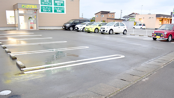 加賀　たんぽぽ薬局の駐車場