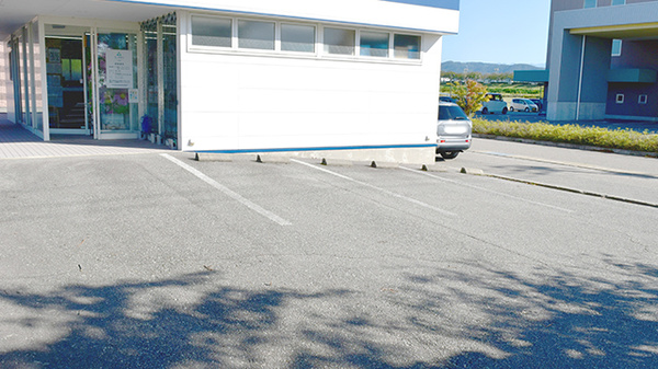 青い森薬局川北店の駐車場