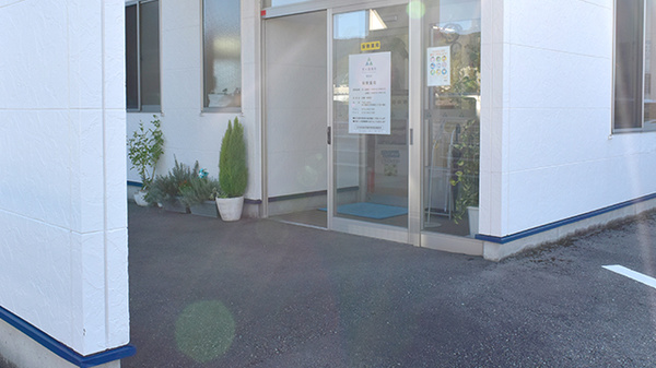 青い森薬局新庄店の入口