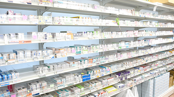 青い森薬局新庄店の薬棚