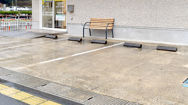 穴水　たんぽぽ薬局の駐車場