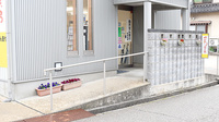 てまり薬局　能美根上駅前店の入口