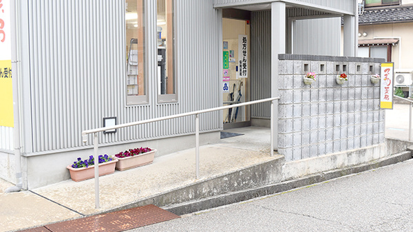 てまり薬局　能美根上駅前店の入口