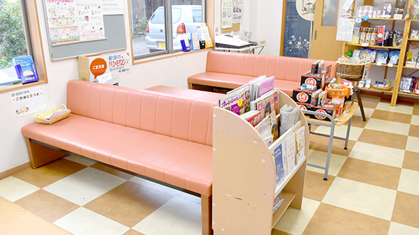てまり薬局　能美根上駅前店の待合スペース