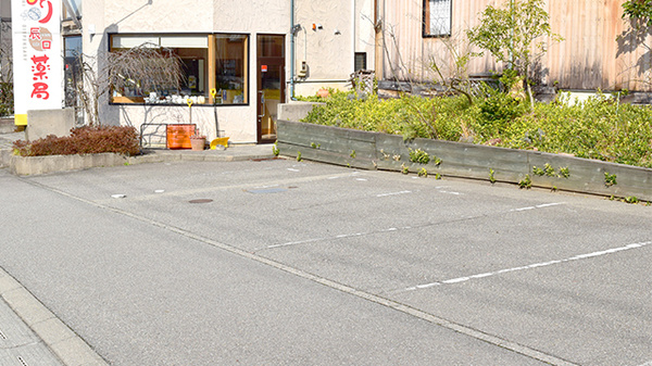 てまり辰口薬局の駐車場