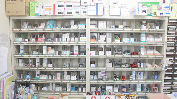 アルプス薬局の薬棚