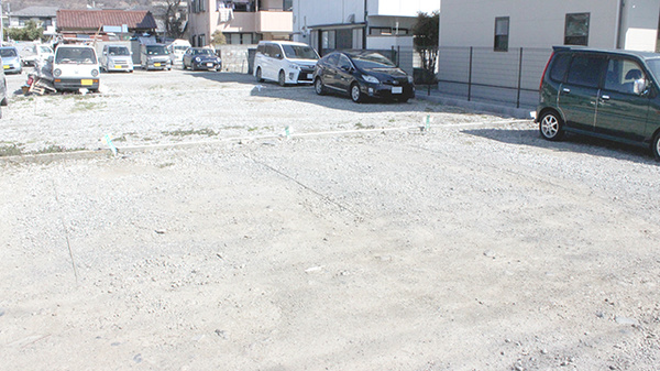 アルプス薬局の駐車場