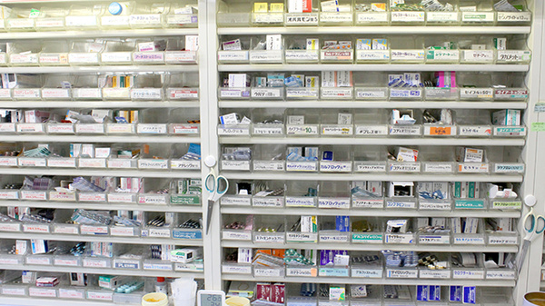 みさき薬局北新の薬棚
