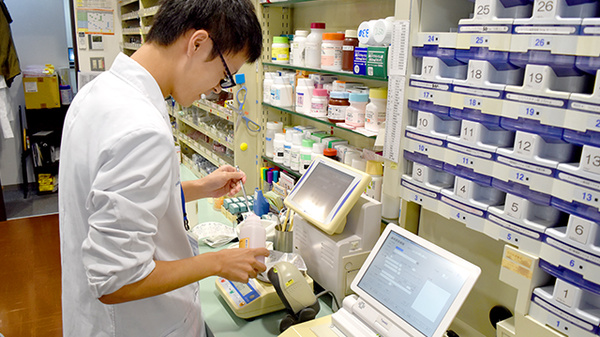 アーク調剤薬局　上阿原店の作業風景