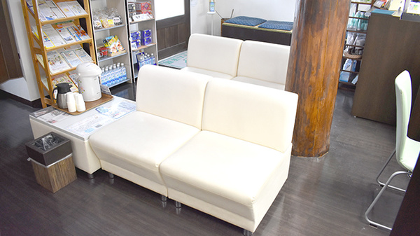 アトム薬局大里店の待合スペース