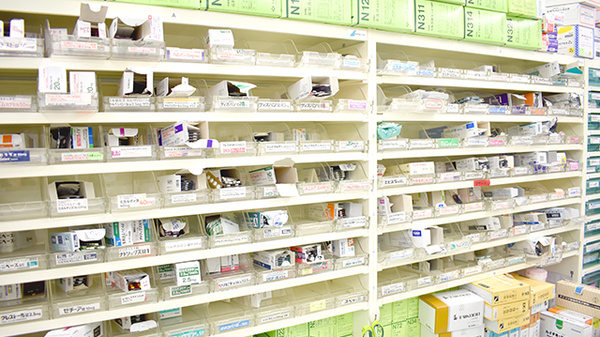 アトム薬局大里店の薬棚