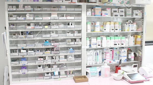 ハートフル薬局甲府東店の薬棚