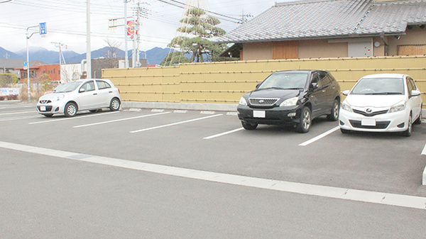ハートフル薬局甲府東店の駐車場