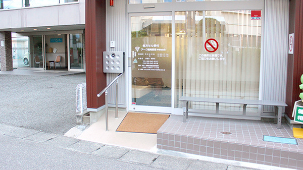 アーク調剤薬局　甲府住吉店の入口