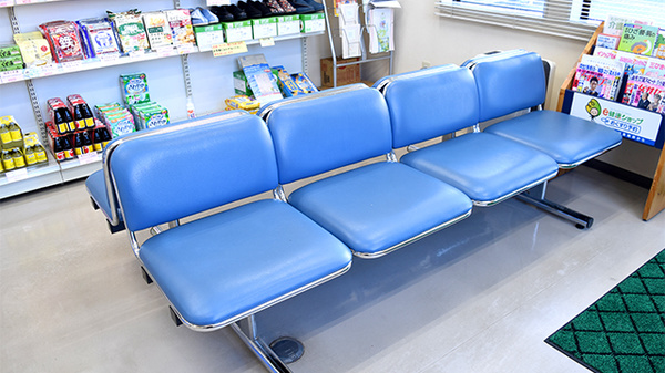 よつば薬局　下吉田店の待合スペース