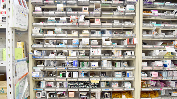 よつば薬局　下吉田店の薬棚