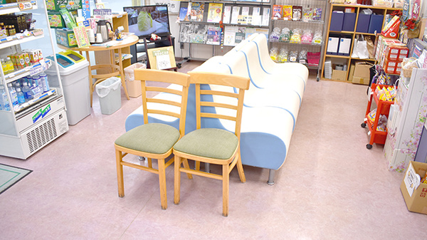 アトム薬局甲西店の待合スペース
