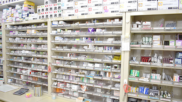 アトム薬局甲西店の薬棚