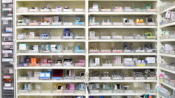 アーク調剤薬局　南アルプス店の薬棚