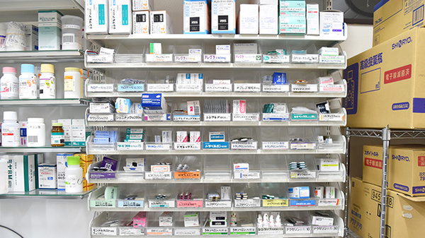 アーク調剤薬局　アルプス吉田店の薬棚