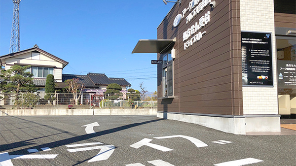 アーク調剤薬局　アルプス吉田店のドライブスルー