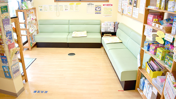 アトム薬局アルプス通り店の待合スペース