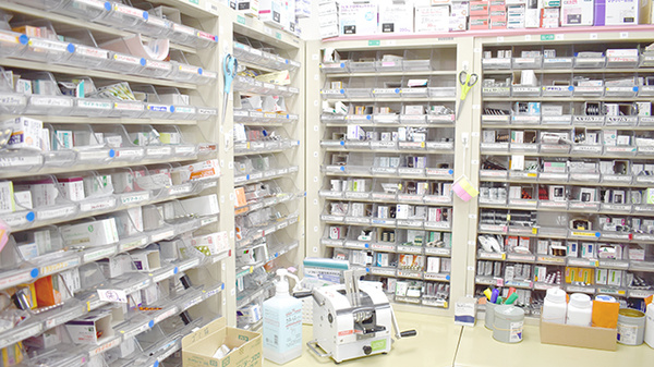 アトム薬局アルプス通り店の薬棚