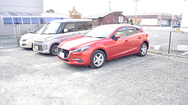 アトム薬局アルプス通り店の駐車場