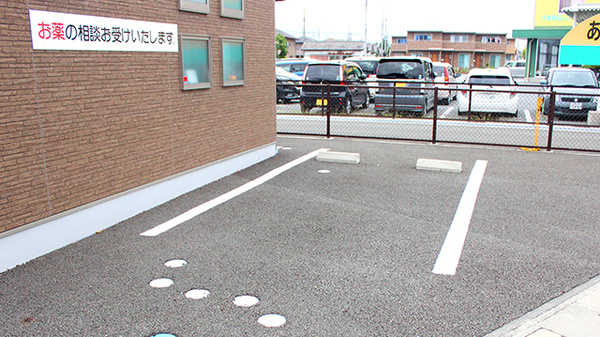 甲斐竜王薬局の駐車場