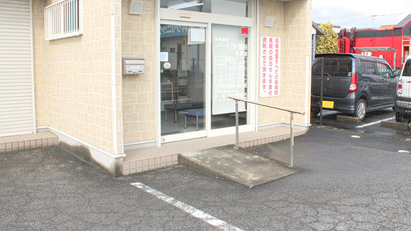 ハートフル薬局長塚店の入口