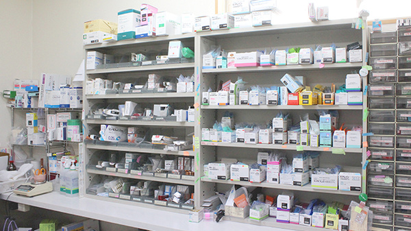 ハートフル薬局長塚店の薬棚