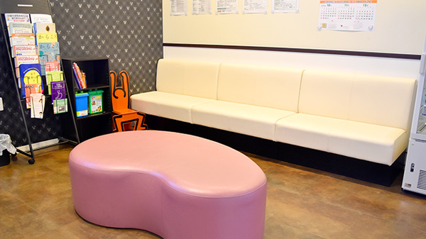 アーク調剤薬局　竜王西店の待合スペース