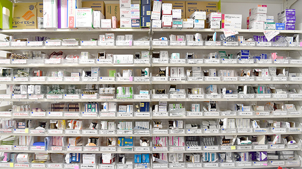 アーク調剤薬局　竜王西店の薬棚